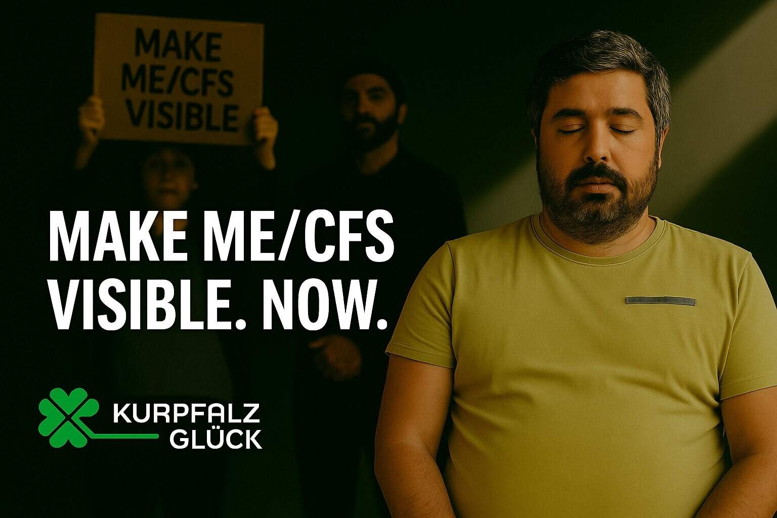 A man lies quietly in bed with his eyes closed, while behind him two people hold up a protest poster with the words "Make ME/CFS visible". Next to it is the slogan "Visibility for ME/CFS. Now." and the Kurpfalzglück logo